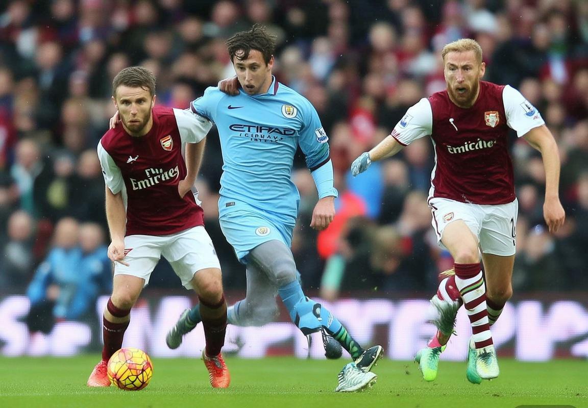 英超联赛积分榜剧变：争冠集团三强鼎立，黑马阿斯顿维拉与利物浦强势搅局